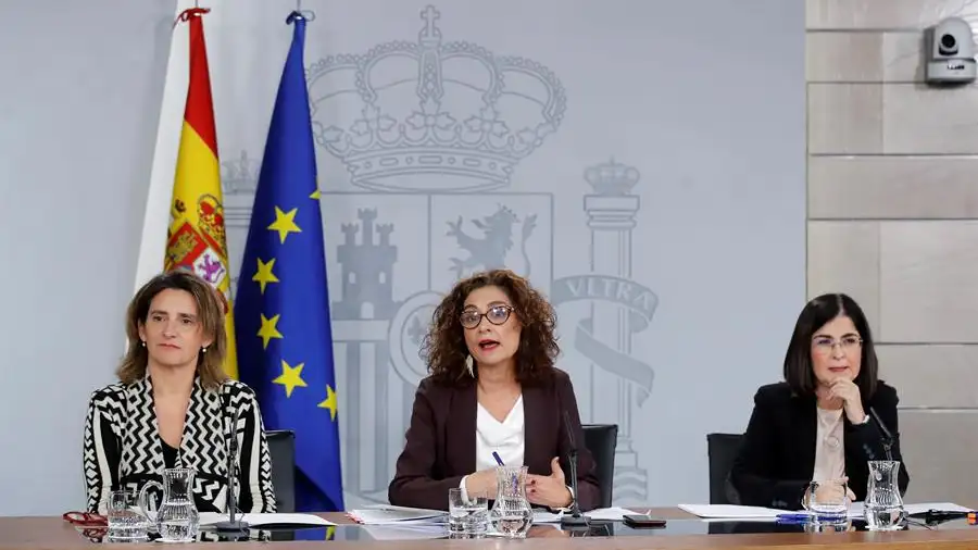 María Jesús Montero (c), junto a Teresa Ribera (izq.) y Carolina Darias (der.) María Jesús Montero (c), junto a Teresa Ribera (izq.) y Carolina Darias (der.)