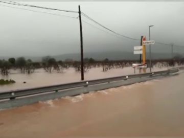 Los ríos se desbordan en Valencia y Alzira alerta del riesgo de inundación en el casco urbano