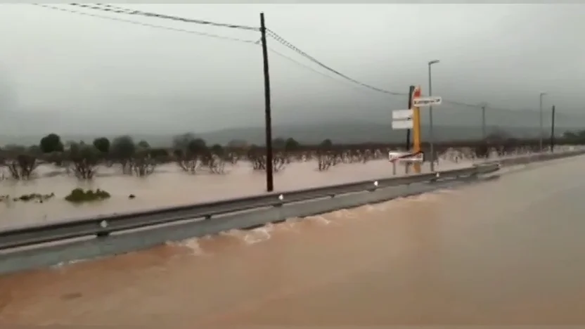 Los ríos se desbordan en Valencia y Alzira alerta del riesgo de inundación en el casco urbano Los ríos se desbordan en Valencia y Alzira alerta del riesgo de inundación en el casco urbano