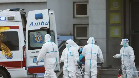 Personal médico junto a una ambulancia. Personal médico junto a una ambulancia.