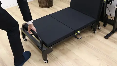 Imagen de archivo de una cama bajo el escritorio en Japón Una cama bajo el escritorio para echarse la siesta durante el trabajo, un invento que ya ha generado polémica en Japón