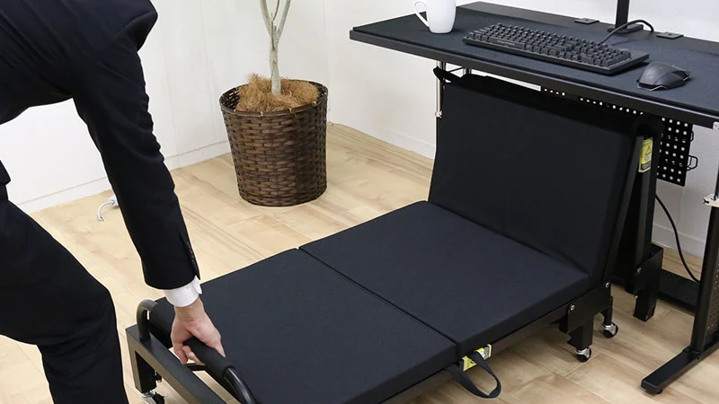 Imagen de archivo de una cama bajo el escritorio en Japón Una cama bajo el escritorio para echarse la siesta durante el trabajo, un invento que ya ha generado polémica en Japón