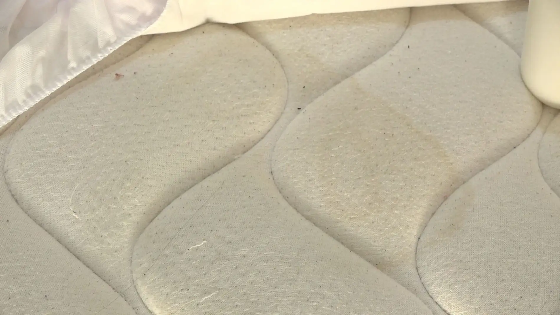El truco definitivo para quitar las manchas amarillas de tu colchón