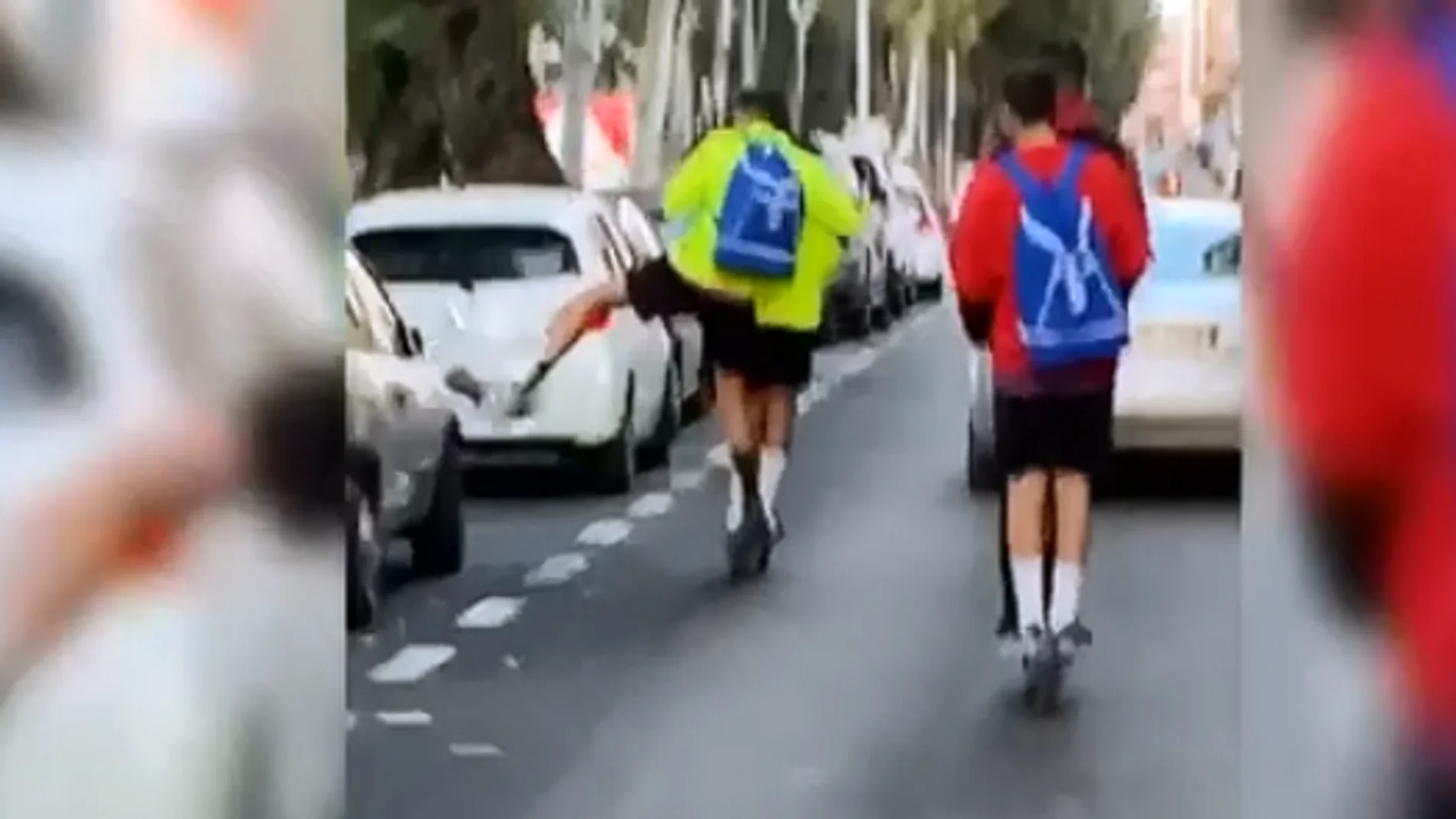 Un jugador del UD Melilla destrozando un retrovisor con el pie Un jugador del UD Melilla destrozando un retrovisor con el pie