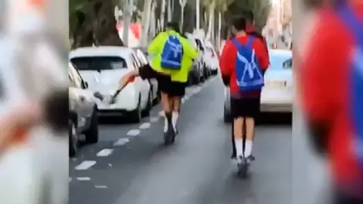 Un jugador del UD Melilla destrozando un retrovisor con el pie