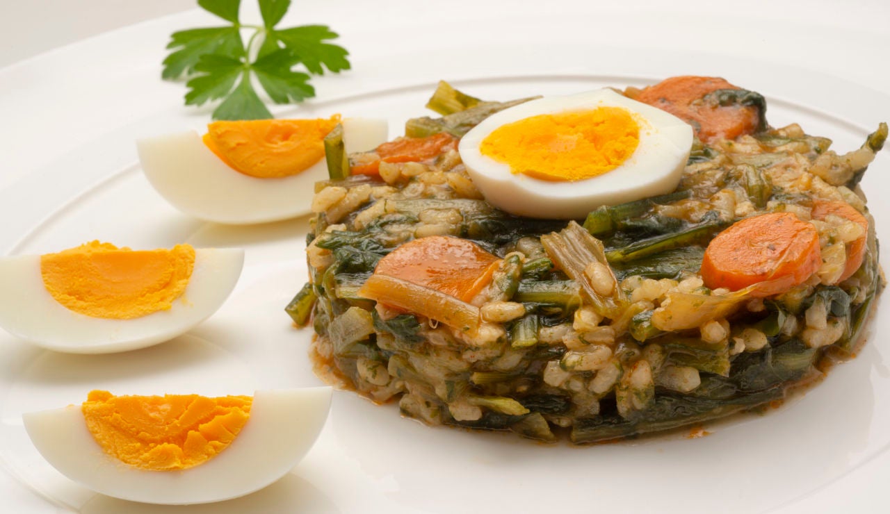 Cazuela de arroz, achicoria y huevo cocido Cazuela de arroz, achicoria y huevo cocido