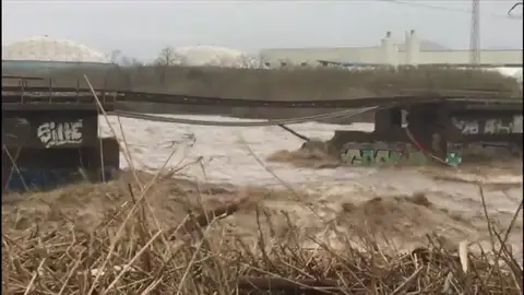 La crecida del Tordera se lleva dos puentes en Malgrat y corta vía férrea La crecida del Tordera se lleva dos puentes en Malgrat y corta vía férrea