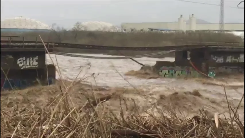 La crecida del Tordera se lleva dos puentes en Malgrat y corta v&iacute;a f&eacute;rrea