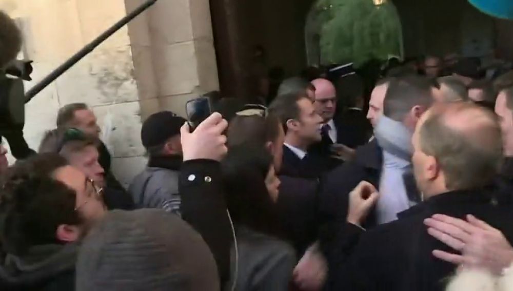 Macron echa a los policías encargados de su seguridad que querían entrar con él en una iglesia de Jerusalén