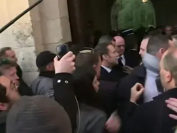 Macron echa a los policías encargados de su seguridad que querían entrar con él en una iglesia de Jerusalén Macron echa a los policías encargados de su seguridad que querían entrar con él en una iglesia de Jerusalén