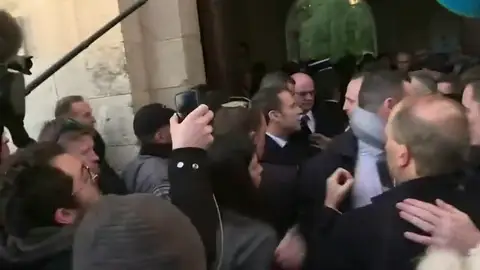 Macron echa a los policías encargados de su seguridad que querían entrar con él en una iglesia de Jerusalén Macron echa a los policías encargados de su seguridad que querían entrar con él en una iglesia de Jerusalén