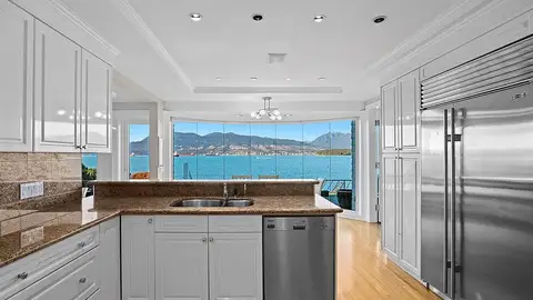 La cocina con vistas al mar de la casa de Meghan Markle y el príncipe Harry La cocina con vistas al mar de la casa de Meghan Markle y el príncipe Harry