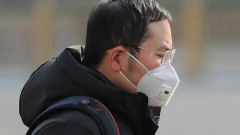 Un ciudadano chino con una mascarilla en Pekín Un ciudadano chino con una mascarilla en Pekín