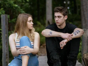 Josephine Langford y Hero Fiennes en 'After' Josephine Langford y Hero Fiennes en 'After'