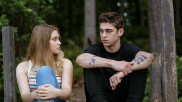 Josephine Langford y Hero Fiennes en 'After'