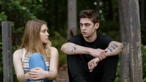 Josephine Langford y Hero Fiennes en 'After' Josephine Langford y Hero Fiennes en 'After'