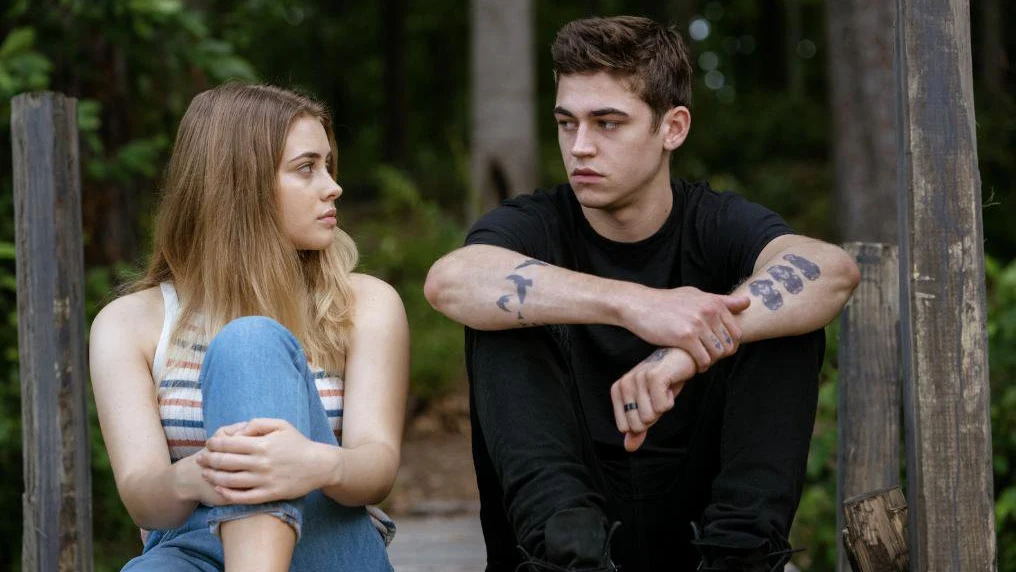 Josephine Langford y Hero Fiennes en 'After'