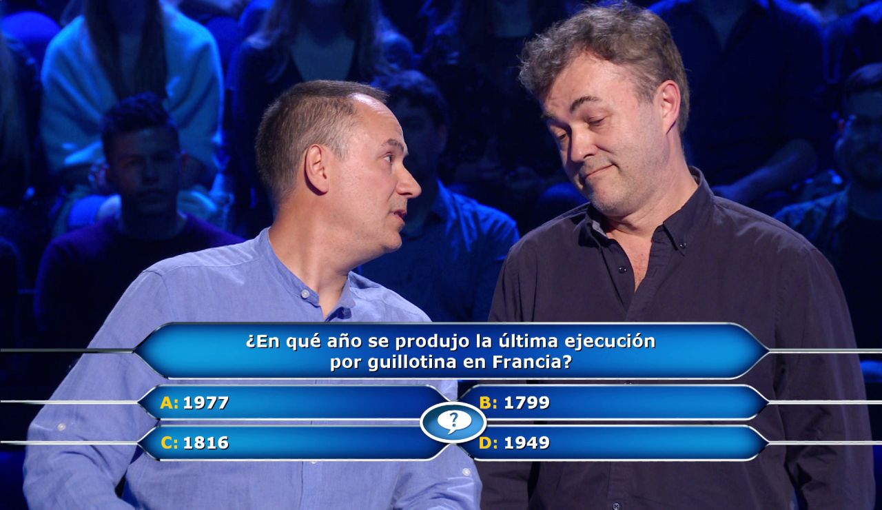 Erundino invoca a Manu Zapata, su compañero de 'Los lobos', para evitar su particular guillotina en '¿Quién quiere ser millonario?' Erundino invoca a Manu Zapata, su compañero de 'Los lobos', para evitar su particular guillotina en '¿Quién quiere ser millonario?'