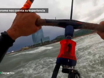 Dos kitesurfistas desafían a la borrasca 'Gloria' en la playa de la Barceloneta