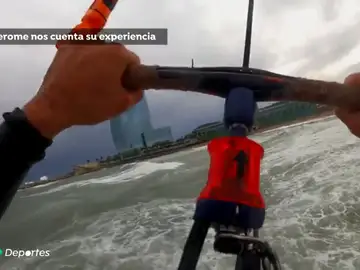 Dos kitesurfistas desafían a la borrasca 'Gloria' en la playa de la Barceloneta Dos kitesurfistas desafían a la borrasca 'Gloria' en la playa de la Barceloneta