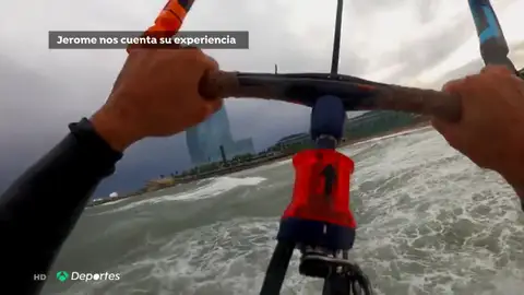 Dos kitesurfistas desafían a la borrasca 'Gloria' en la playa de la Barceloneta Dos kitesurfistas desafían a la borrasca 'Gloria' en la playa de la Barceloneta