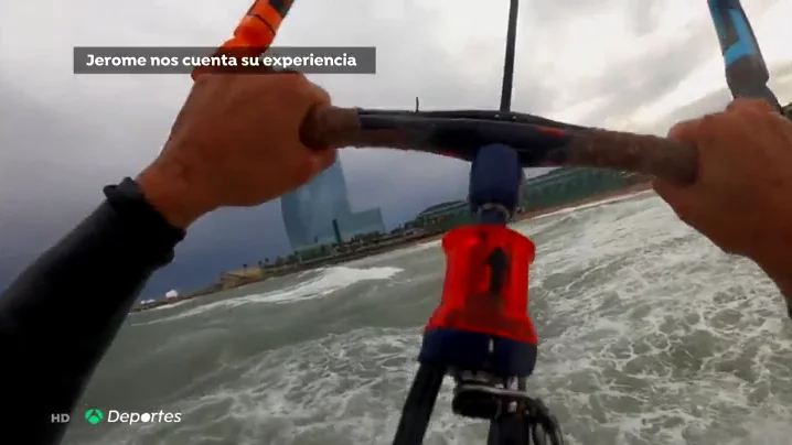 Dos kitesurfistas desaf&iacute;an a la borrasca 'Gloria' en la playa de la Barceloneta
