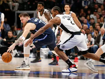 Kawhi Leonard presiona a Luka Doncic Kawhi Leonard presiona a Luka Doncic