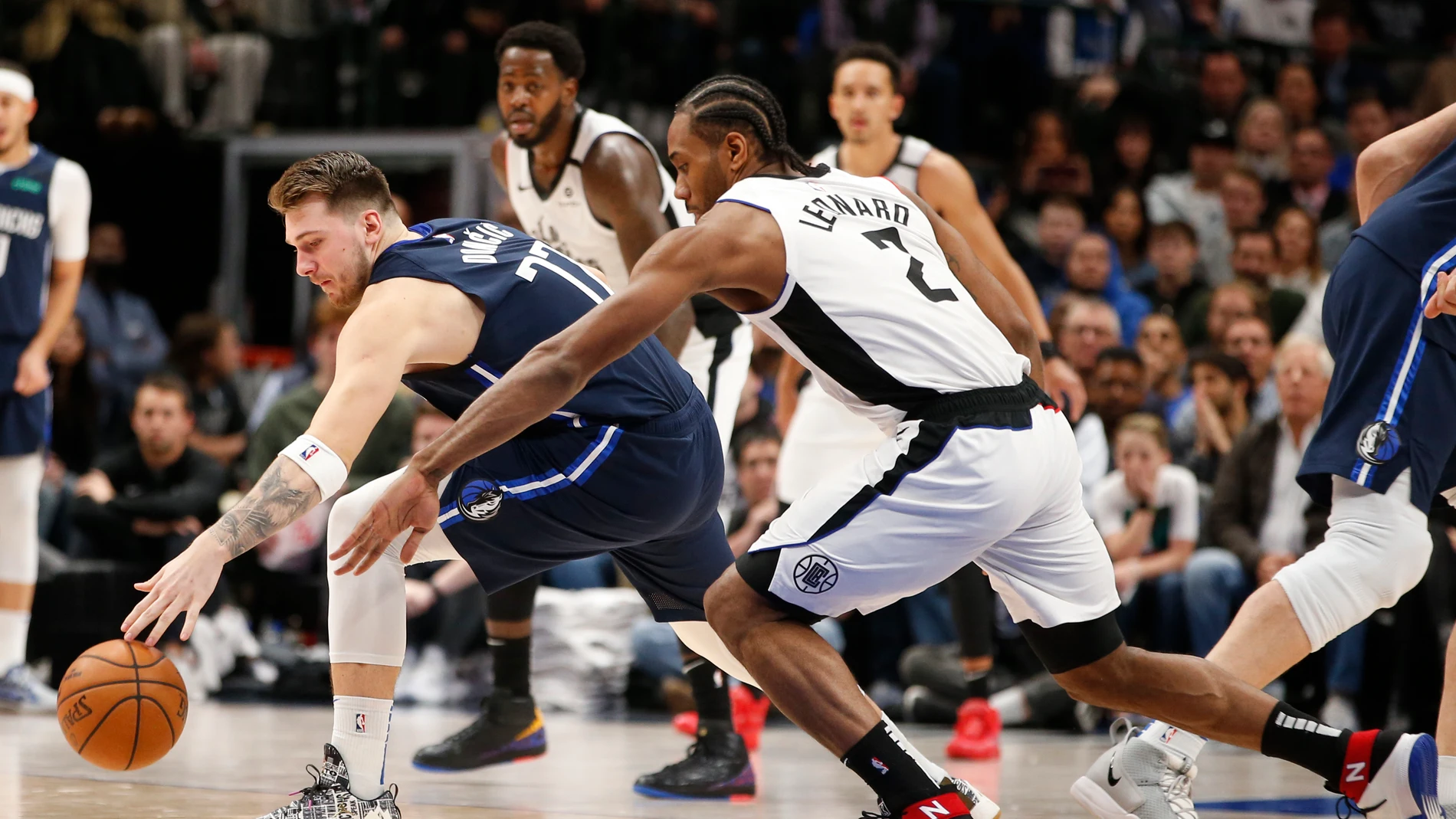 Kawhi Leonard presiona a Luka Doncic Kawhi Leonard presiona a Luka Doncic