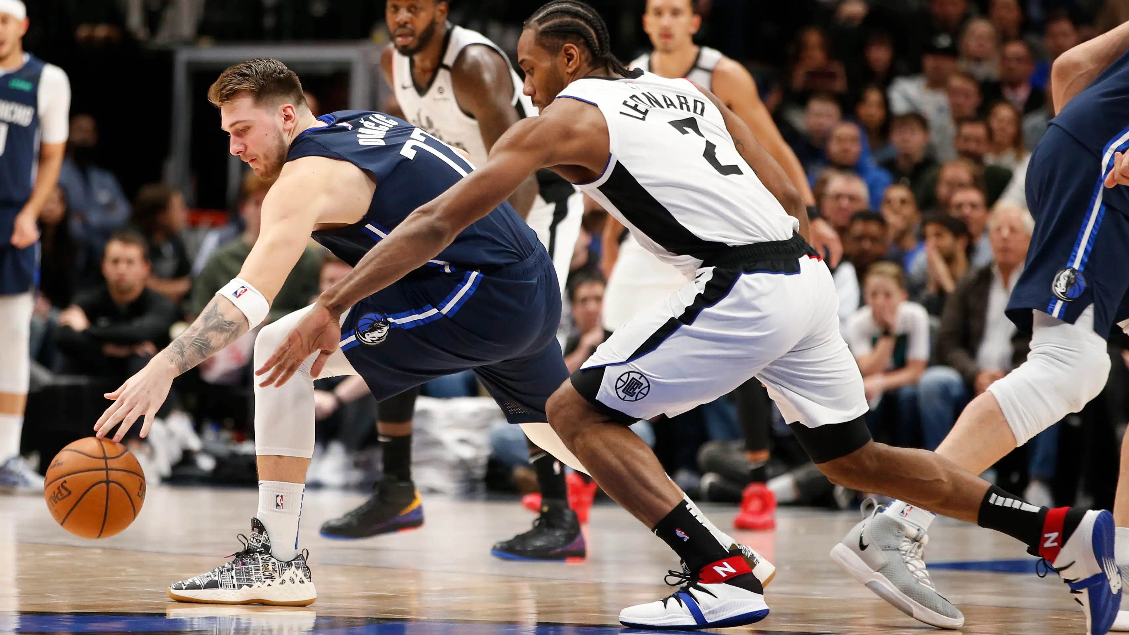 Kawhi Leonard presiona a Luka Doncic Kawhi Leonard presiona a Luka Doncic
