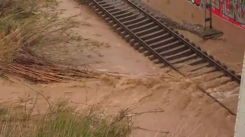 Las inundaciones cortan la vía férrea en gran parte de Cataluña Las inundaciones cortan la vía férrea en gran parte de Cataluña