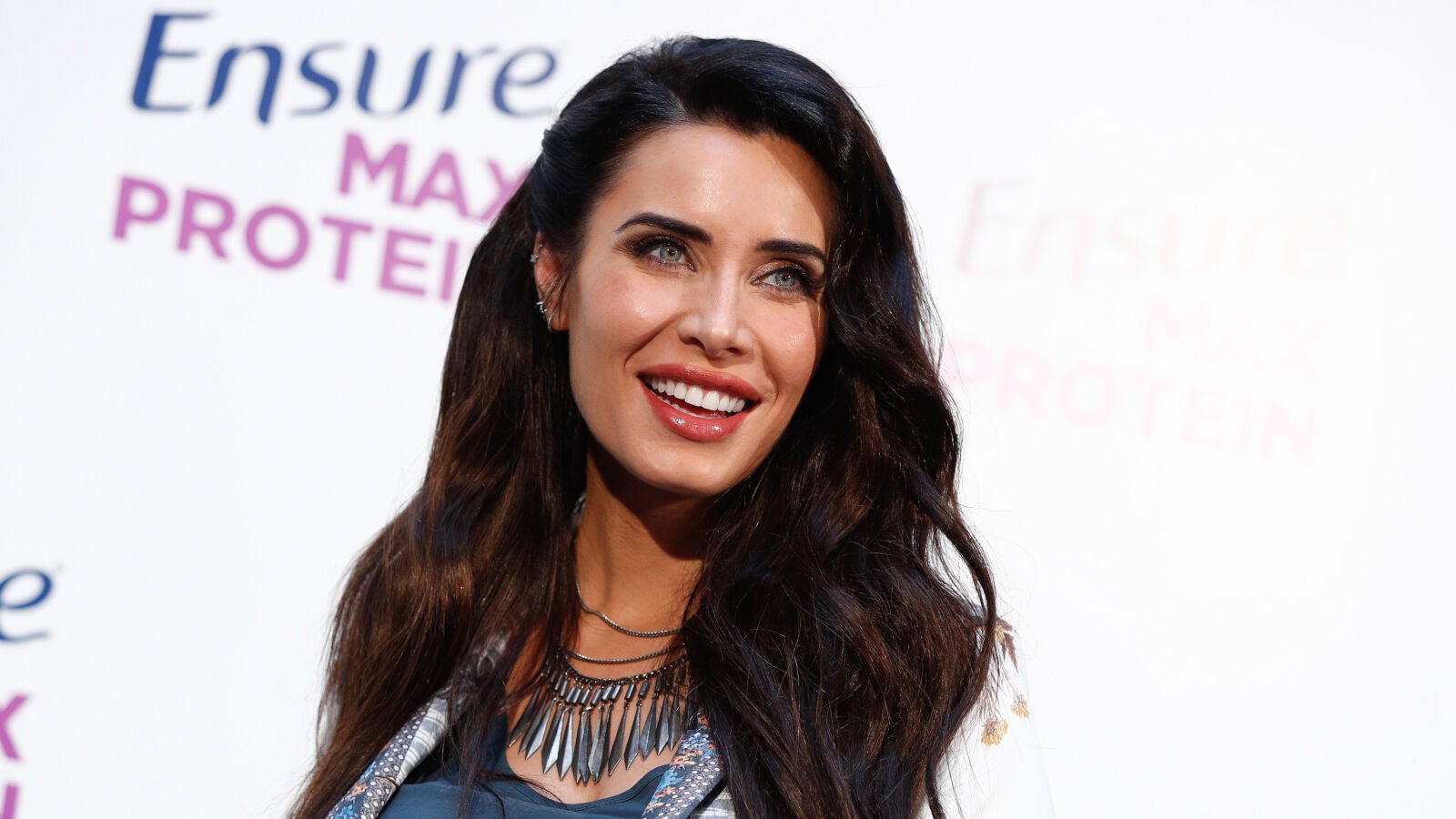 El posado premamá en bikini de Pilar Rubio donde luce una enorme tripita de 8 meses