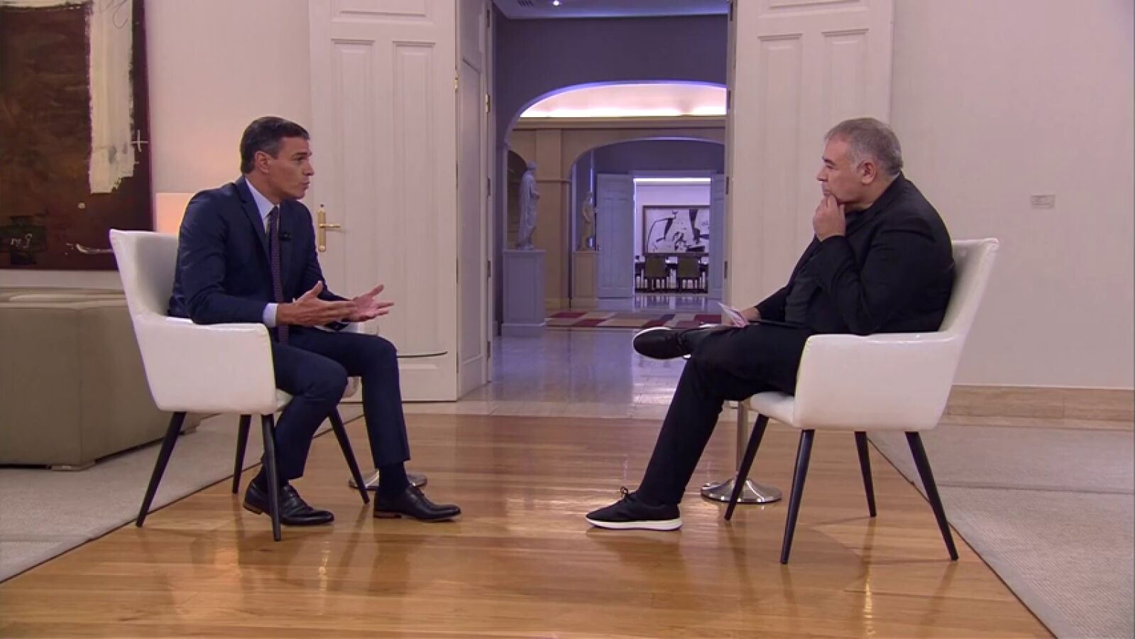 La Junta Electoral estudia poner una multa de 3.000 euros a Pedro Sánchez por hacer una entrevista en Moncloa durante la campaña electoral