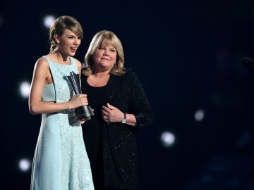 Taylor Swift y su madre donan 50.000 dólares a una madre de 5 hijas tras perder a su marido a causa del coronavirus