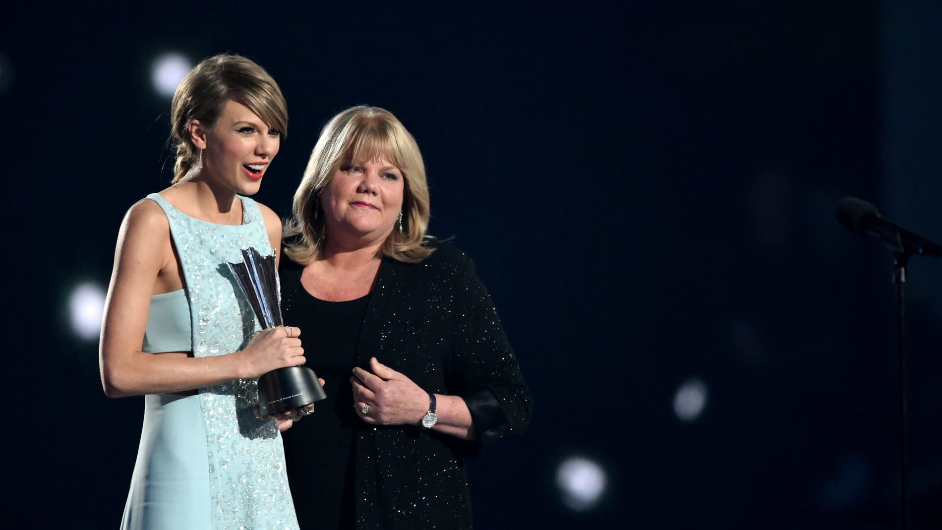 Taylor Swift y su madre donan 50.000 dólares a una madre de 5 hijas tras perder a su marido a causa del coronavirus Taylor Swift y su madre donan 50.000 dólares a una madre de 5 hijas tras perder a su marido a causa del coronavirus