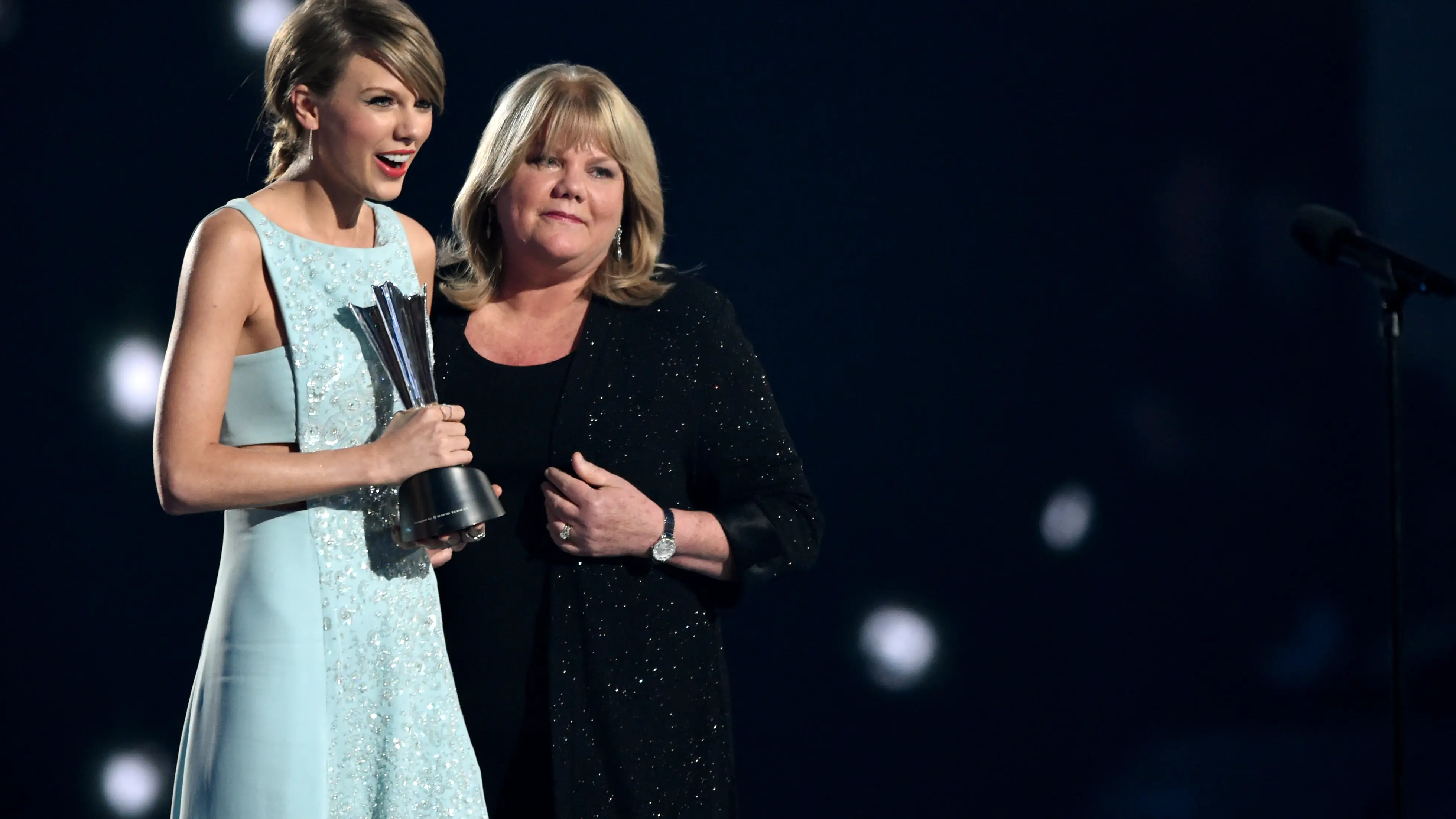 Taylor Swift y su madre donan 50.000 dólares a una madre de 5 hijas tras perder a su marido a causa del coronavirus Taylor Swift y su madre donan 50.000 dólares a una madre de 5 hijas tras perder a su marido a causa del coronavirus