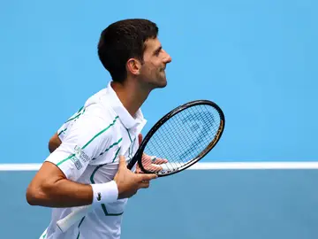 Djokovic celebra su victoria ante Ttsuma Ito Djokovic celebra su victoria ante Ttsuma Ito