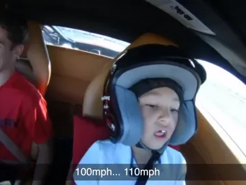 Charles Leclerc junto a Matis en el Ferrari Charles Leclerc junto a Matis en el Ferrari