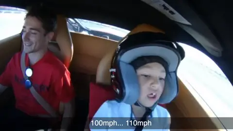 Charles Leclerc junto a Matis en el Ferrari Charles Leclerc junto a Matis en el Ferrari