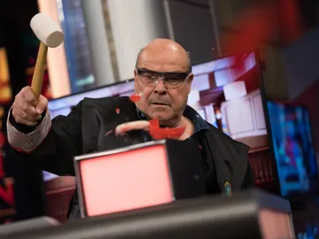 El juez Resines sentencia: ¿Deberían existir las carreras en bici desnudos y las dietas depurativas? El juez Resines sentencia: ¿Deberían existir las carreras en bici desnudos y las dietas depurativas?