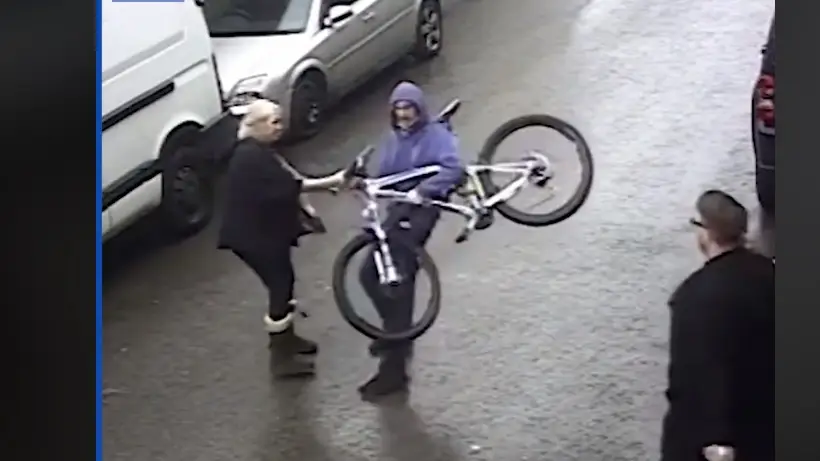 Momento en el que Mari Parker se enfrenta al ladrón Momento en el que Mari Parker se enfrenta al ladrón
