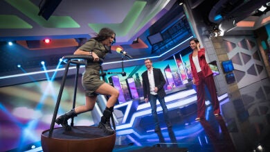 Cristina Pedroche da el 'cante' en un innovador micrófono oscilante en 'El Hormiguero 3.0'