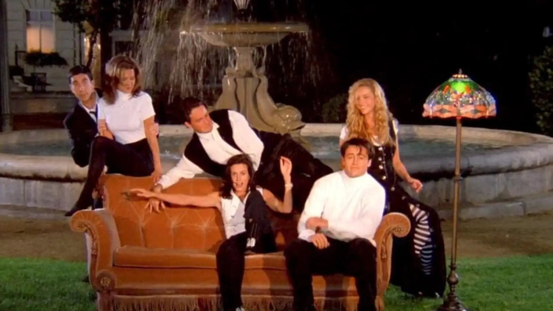 La reunión de 'Friends' confirma con una imagen que ha terminado el rodaje  ¡y volverán a la mítica fuente!
