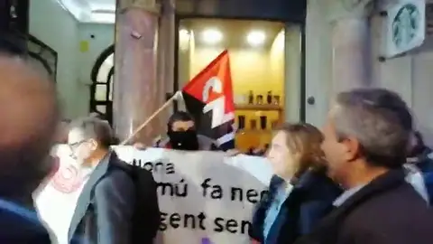 Escrache contra Colau por "hacer negocio con los sin hogar" Escrache contra Colau por "hacer negocio con los sin hogar"