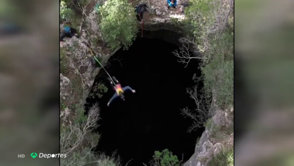 Andy Lewis se atreve con el salto base, ¡En un cueva de Palma de Mallorca!