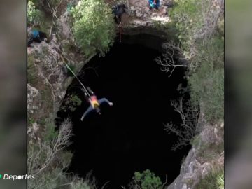 Andy Lewis se atreve con el salto base, ¡En un cueva de Palma de Mallorca!