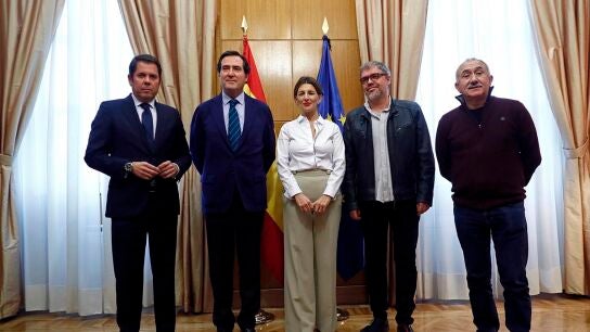 La ministra de Trabajo con los dirigentes de patronales y sindicatos