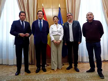 La ministra de Trabajo con los dirigentes de patronales y sindicatos La ministra de Trabajo con los dirigentes de patronales y sindicatos