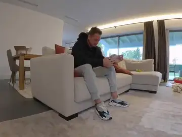 Chicharito rompe a llorar al contar a sus padres que deja Europa: "El principio de mi retirada" Chicharito rompe a llorar al contar a sus padres que deja Europa: "El principio de mi retirada"