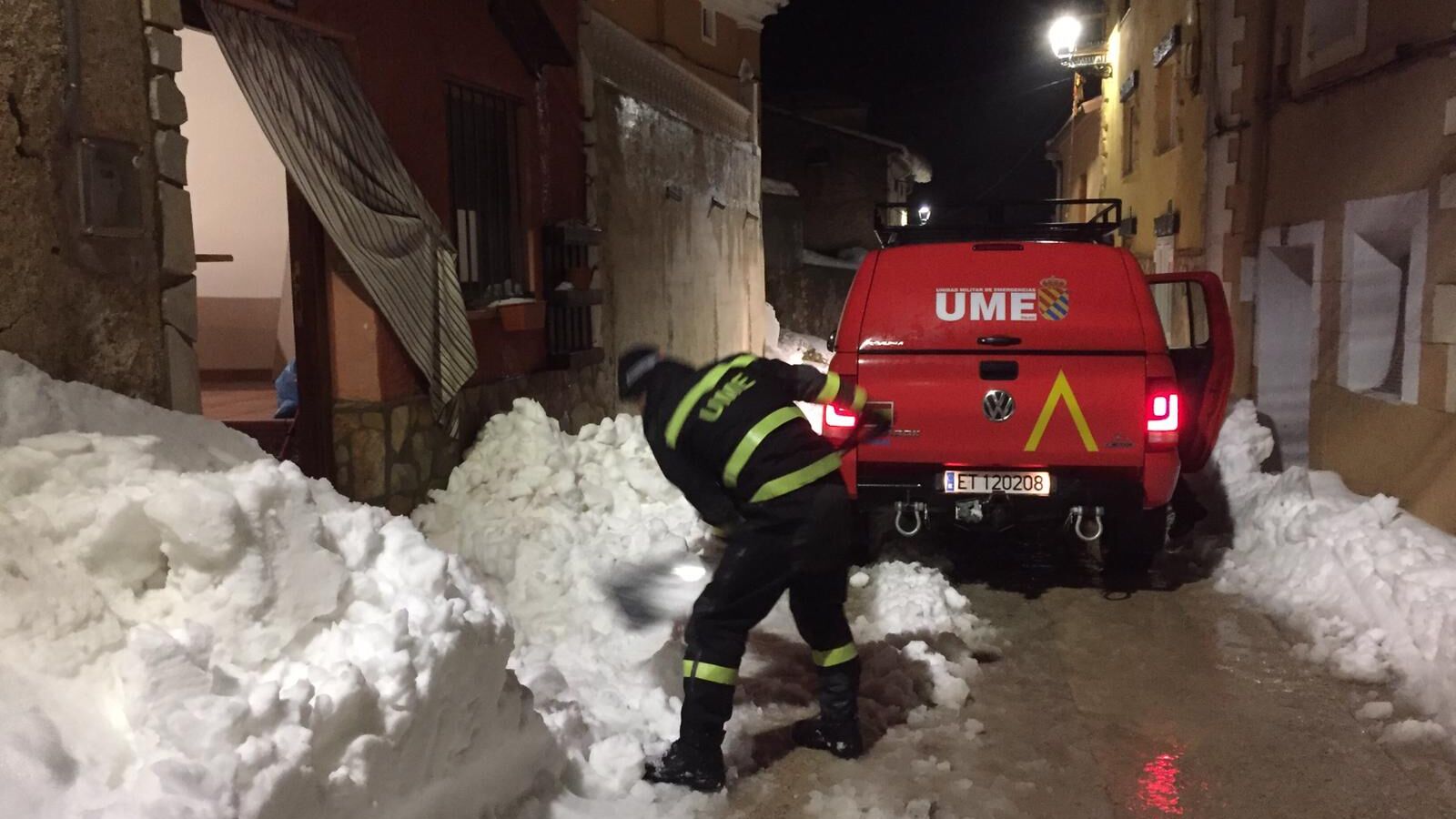 La UME al rescate de un niño de 3 años enfermo e incomunicado por la nieve en Lagueruela, Teruel