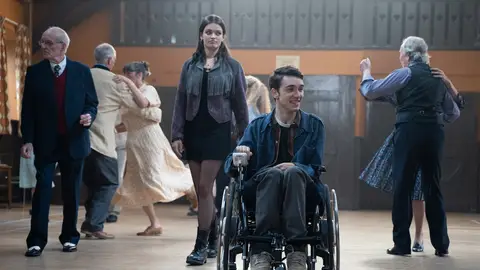 Emma Mackey y George Robinson como Maeve e Isaac en 'Sex Education' Emma Mackey y George Robinson como Maeve e Isaac en 'Sex Education'